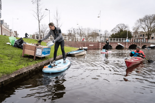 Wethouder Robert te Beest onthult drijfvuilkisten