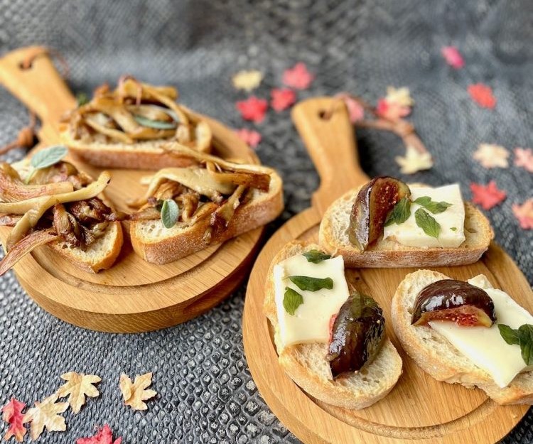 Herfst bruschetta met paddenstoelen en vijgen
