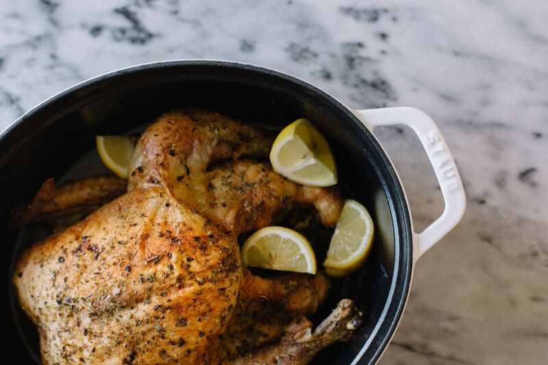Gebraden kip met citroen, tijm en knoflookboter