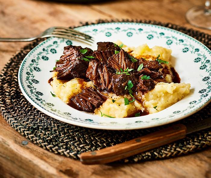 Langzaam gegaarde kalfswang in rode wijn