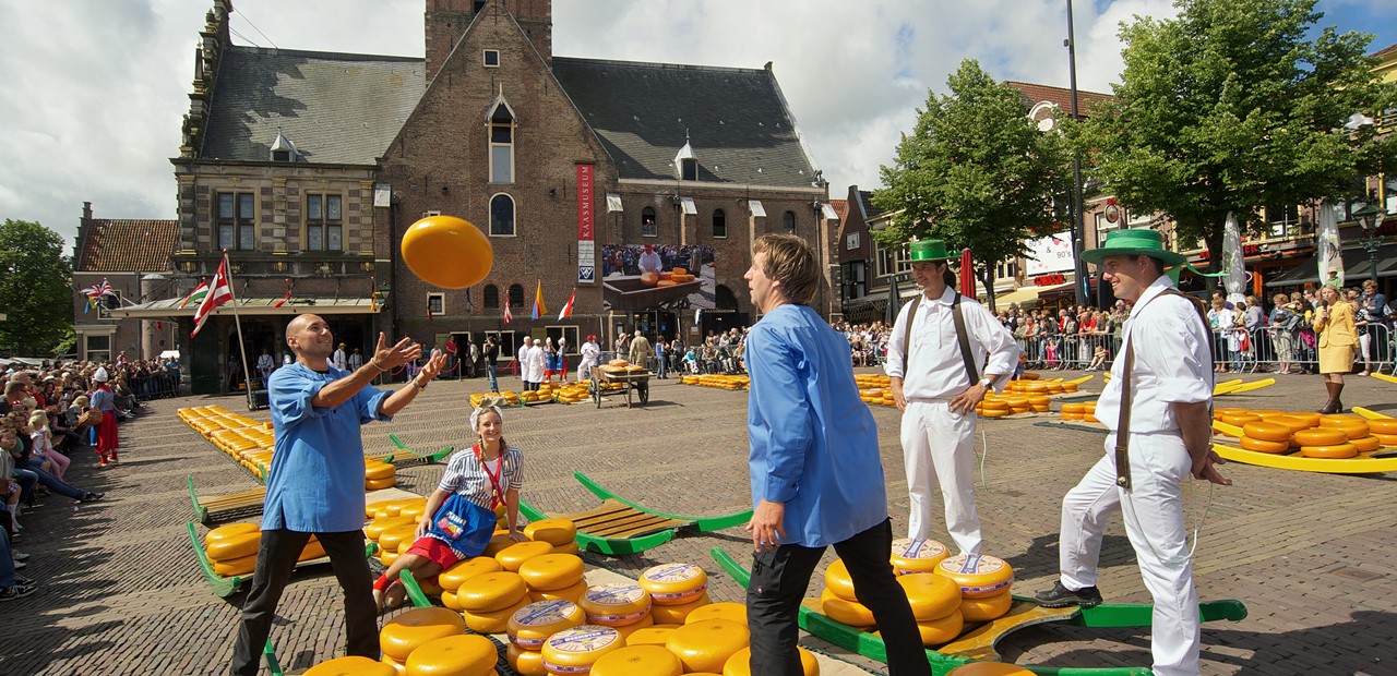Kaasmarkt wordt geopend door Richard van Veen