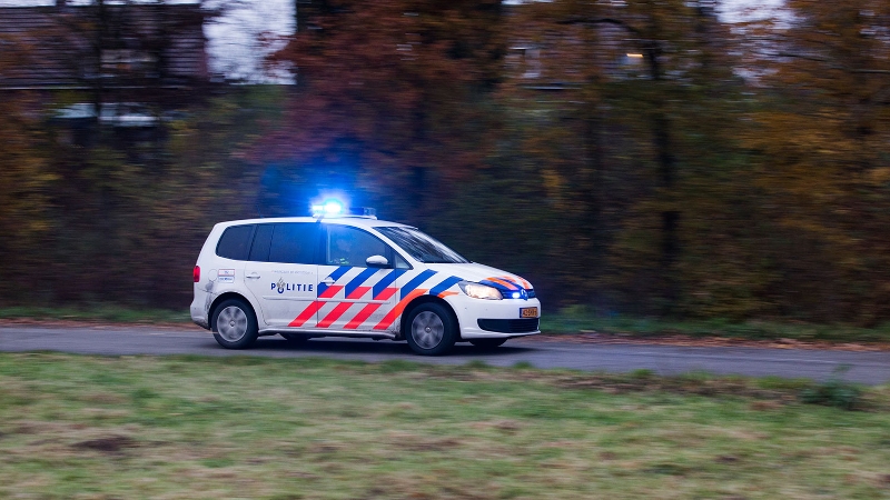 57-jarige man geschept door auto tijdens uitlaten honden