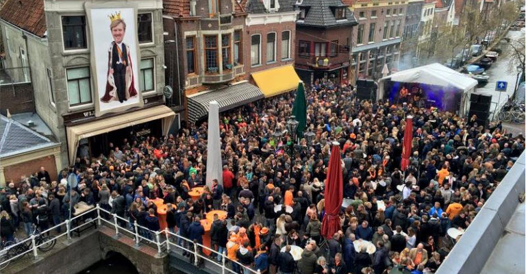Koningsfeest op de brug