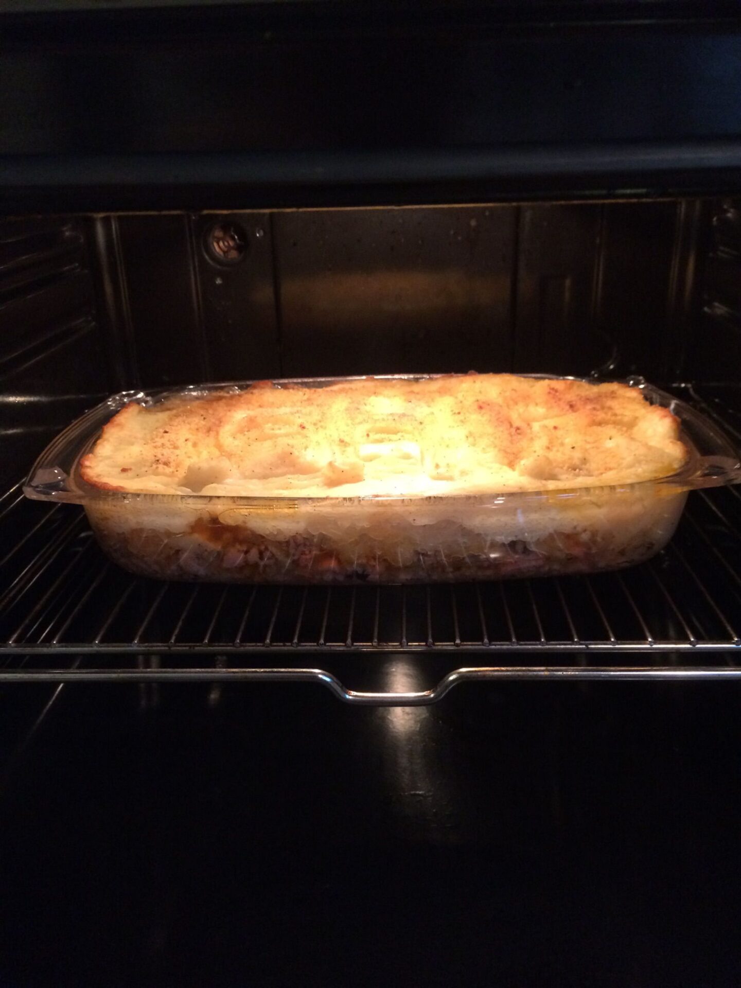 Ovenschotel met zuurkool, gehakt, banaan en aardappelpuree