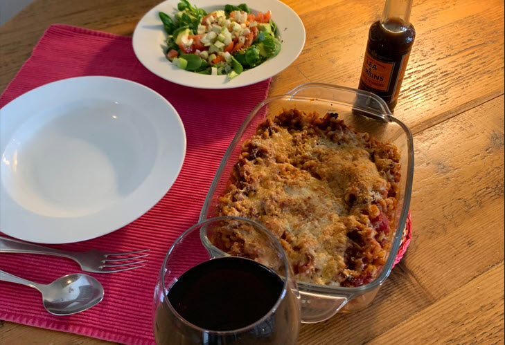 Budget pasta met tomaten, uien en gehakt.