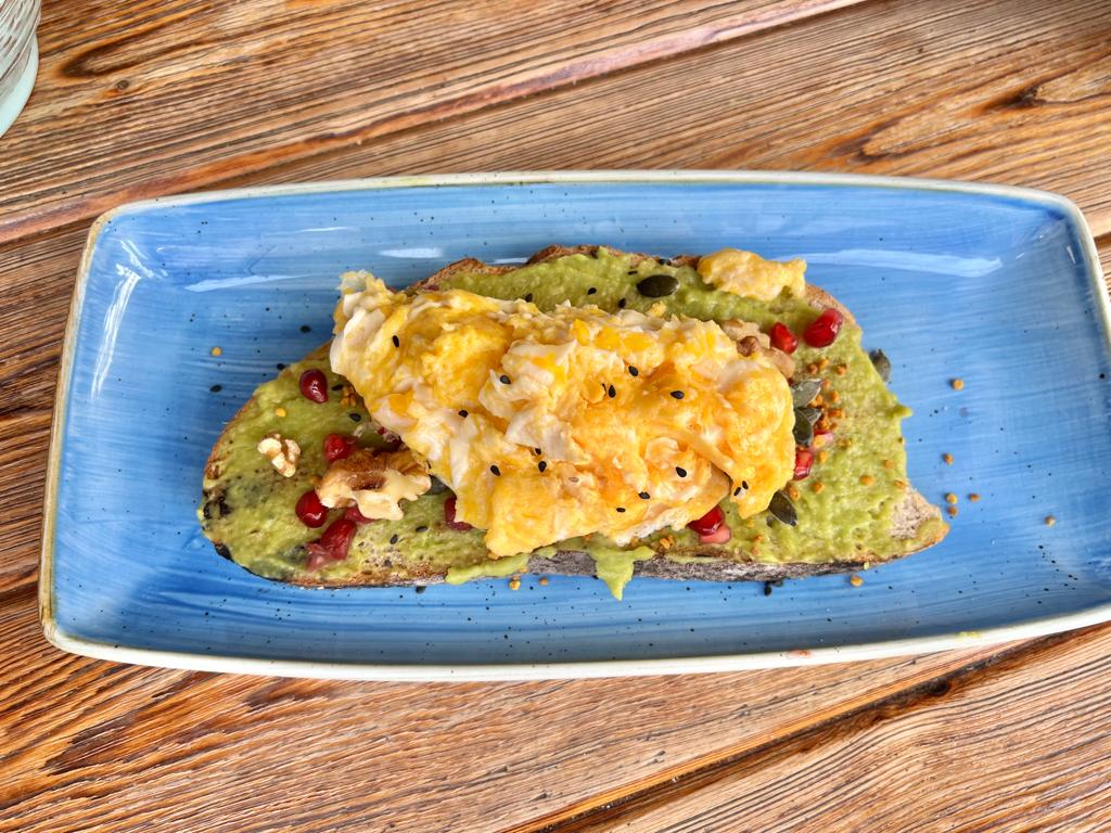 Avocado toast met scrambled egg