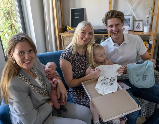 Baby Fien ontvangt eerste geboortecadeau