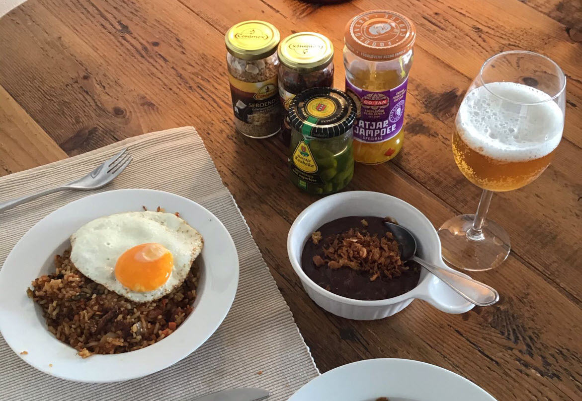Nasi goreng met sajoer boontjes en spiegelei