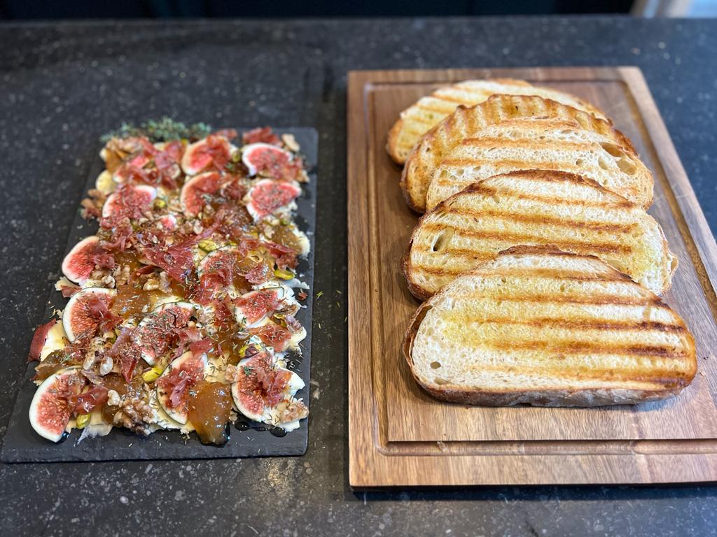 Butter board met vijgen, pistache- en walnoten