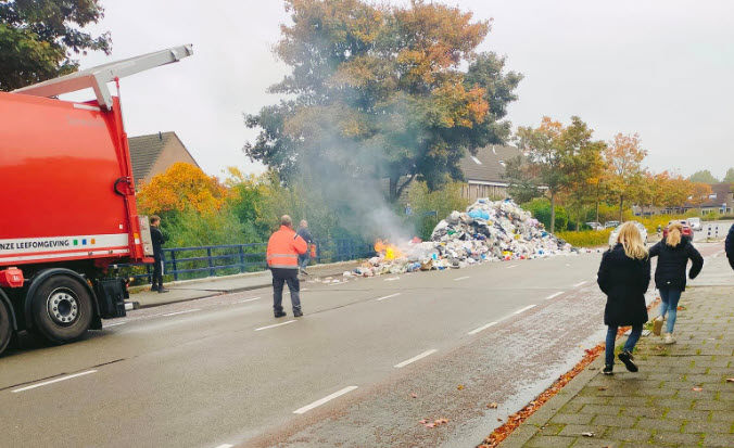 Chauffeur dumpt brandende lading op straat