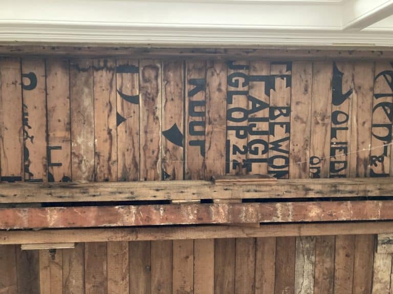 Mysterieuze reclameteksten in monumentale vloer