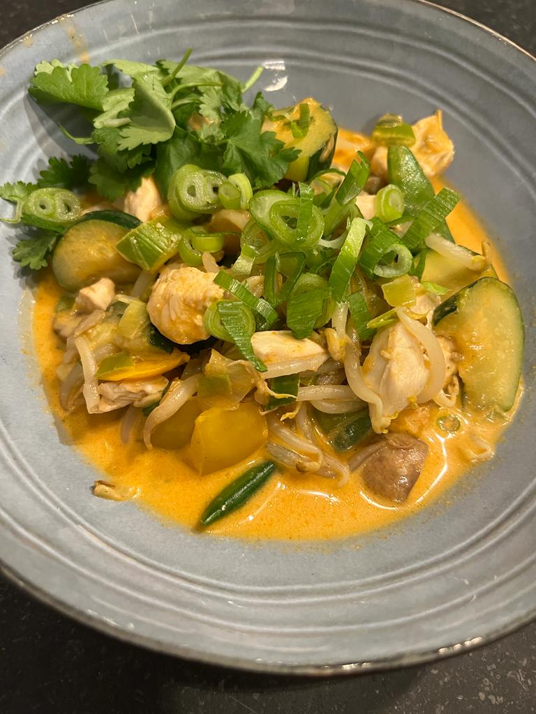 Rode curry met kip en wokgroente