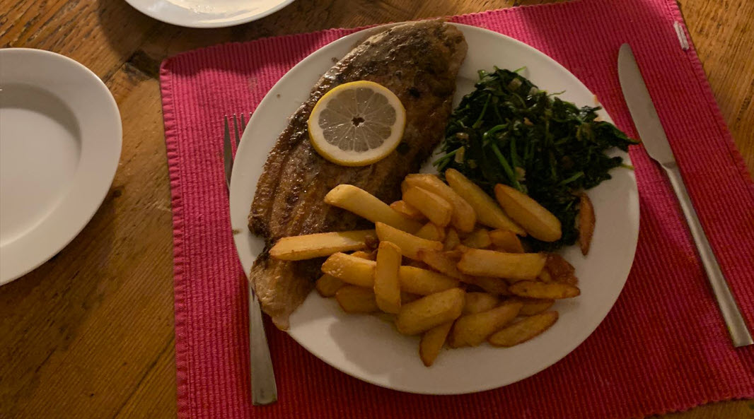 Sliptong, spinazie en patates frites