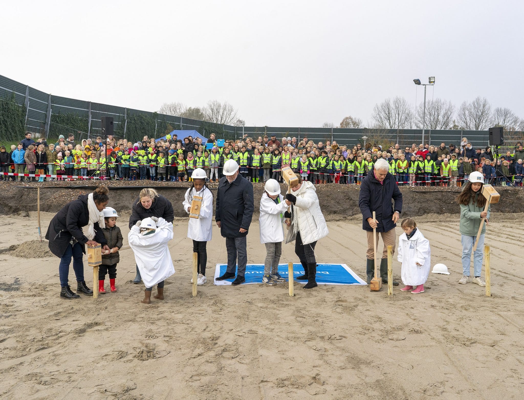 1e paal voor kindcentrum Vroonermeer