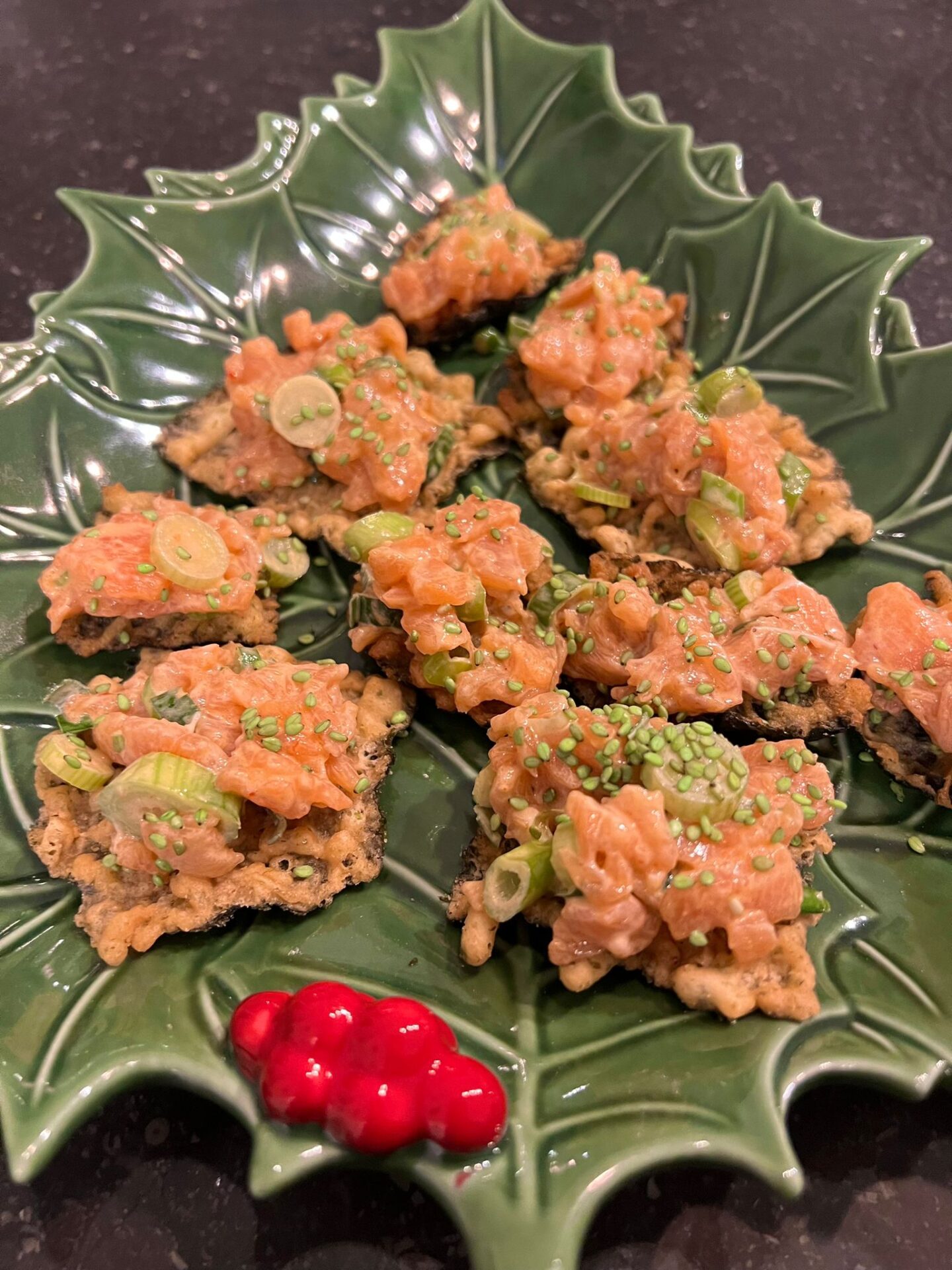 Wasabi cracker met gemarineerde zalm