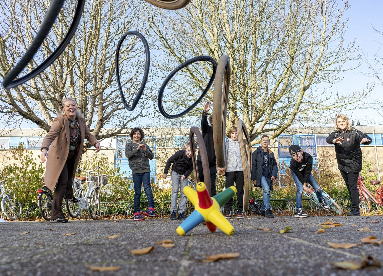 Kinderen leren weer buitenspelen met schoolplein-trainer