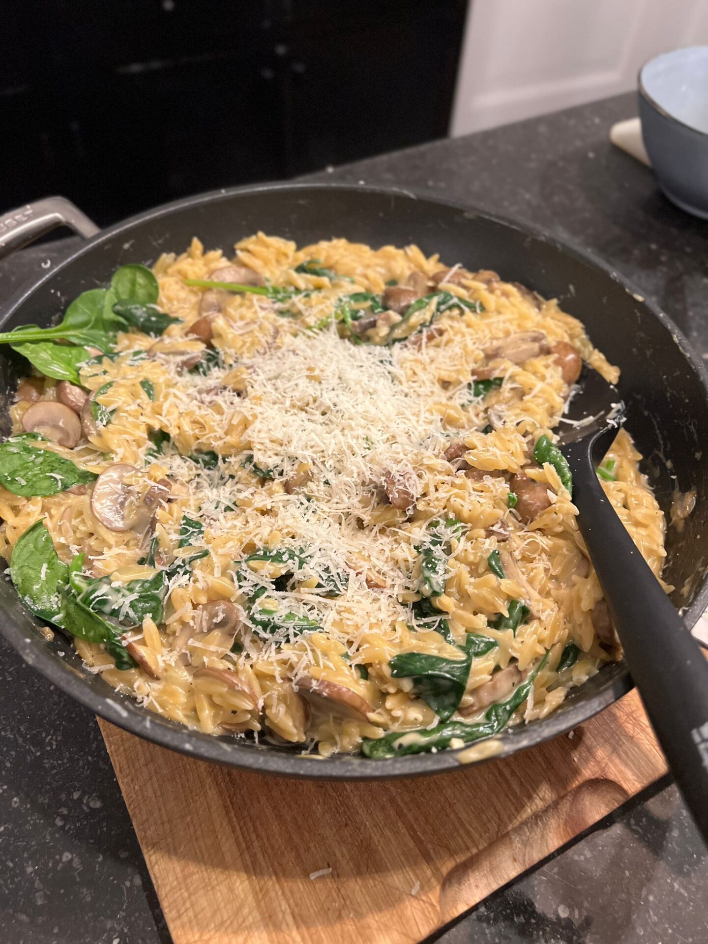 Romige orzo met champignons en spinazie