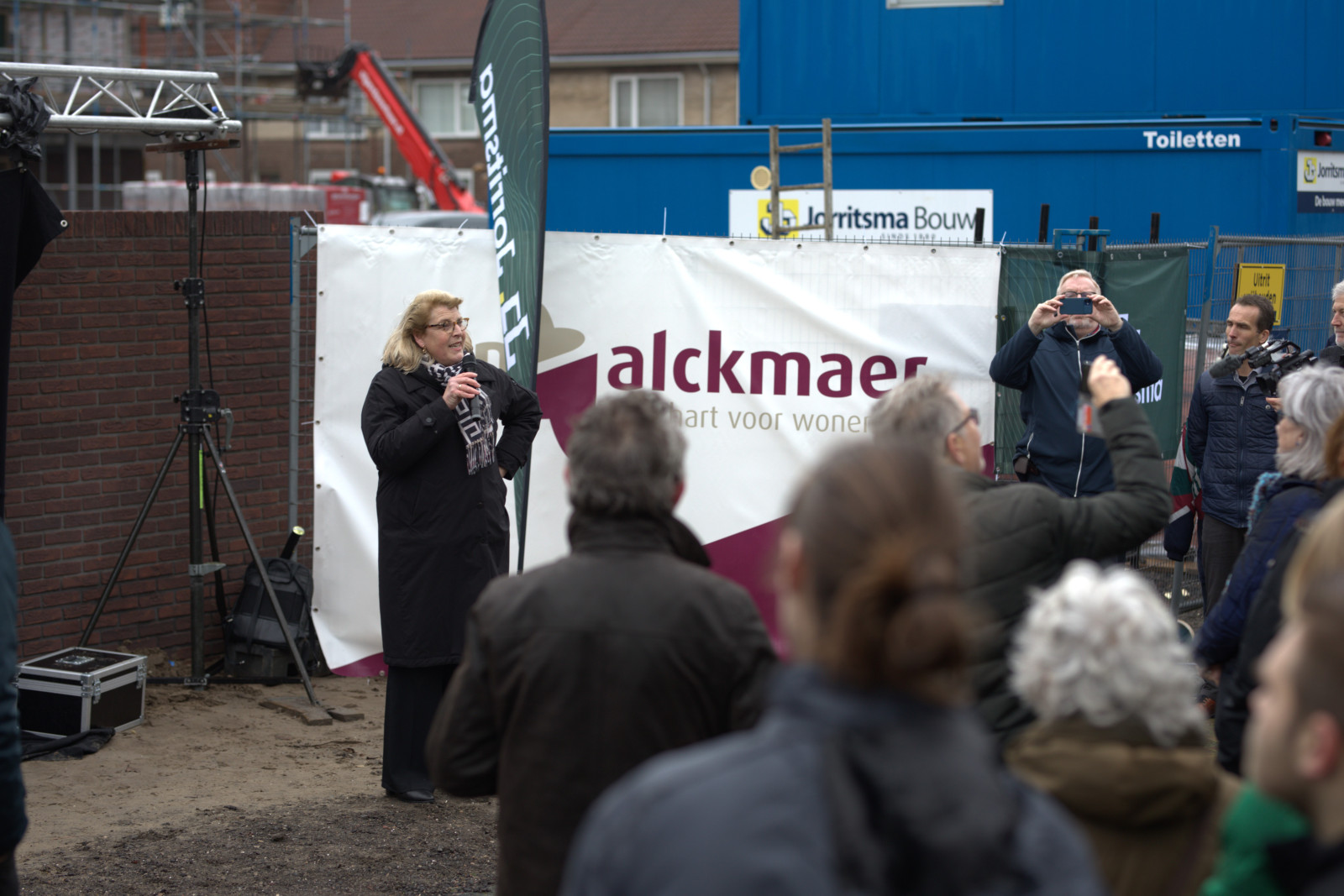 Onthulling tegeltableau markeert oplevering eerste woningen nieuwe Bloemwijk