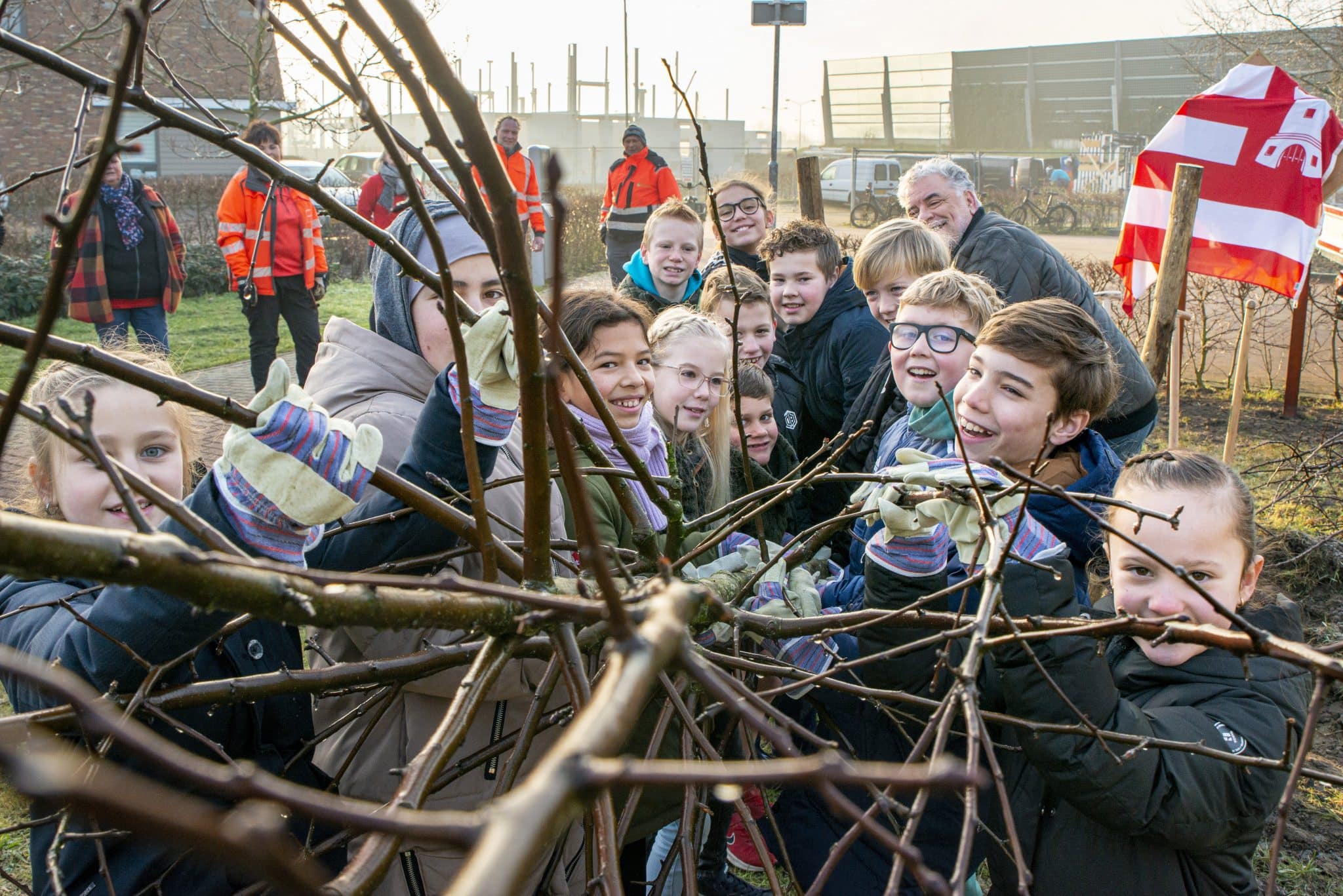 Schoolkinderen Vroonermeer planten fruitbomen
