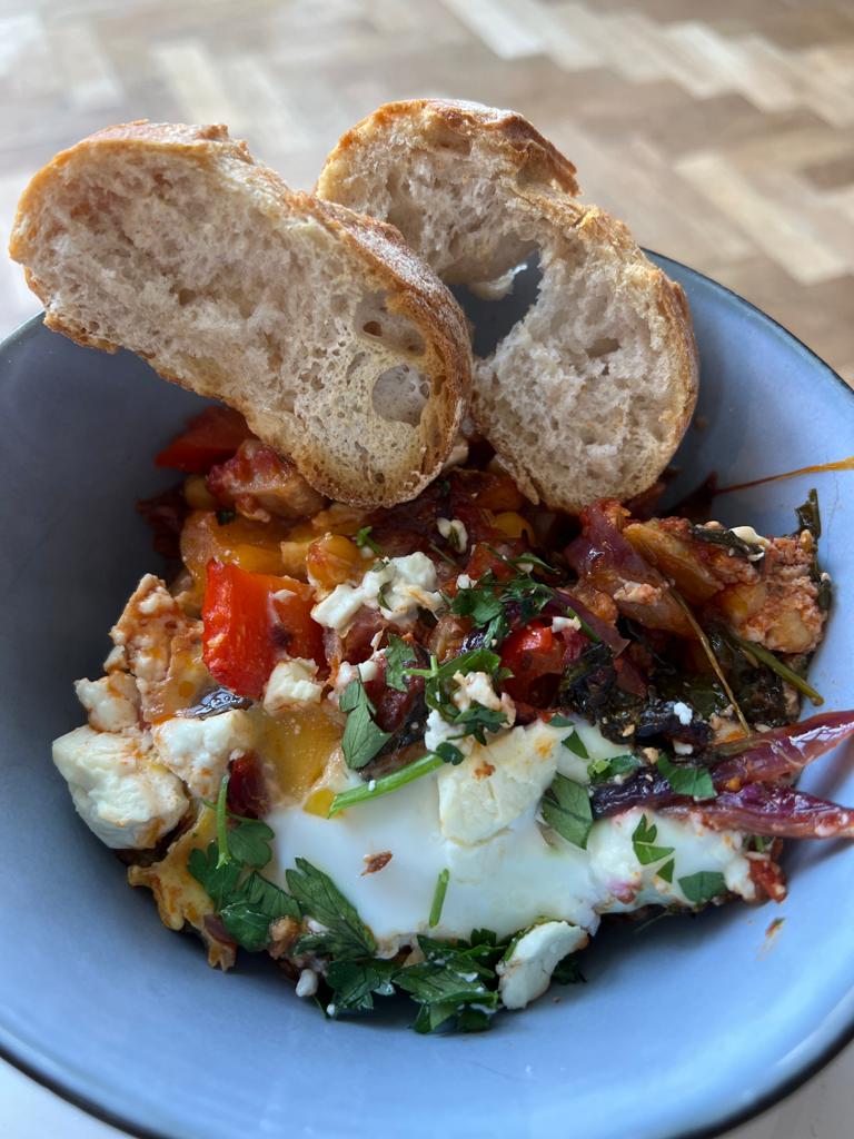 Shakshuka met aubergine, kikkererwten, chorizo en feta