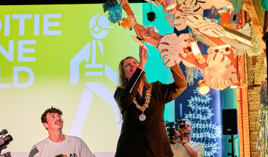 Kinderen en burgemeester openen HVC Expeditie Schone Wereld