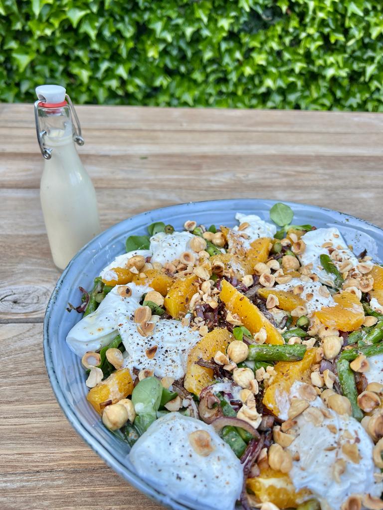 Veldsla met groene asperges