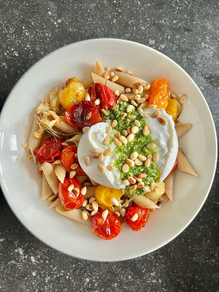 Pasta geroosterde tomaatjes met burrata en pesto