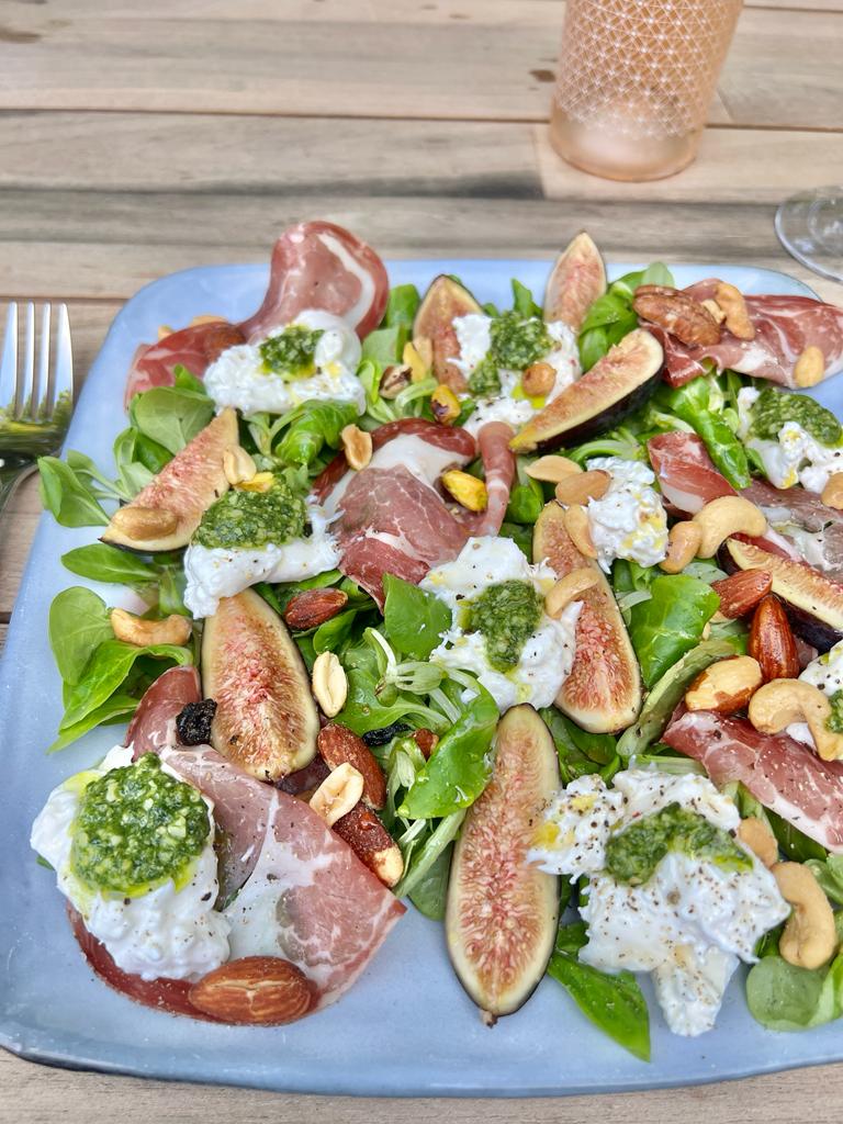 Veldsla met vijgen, burrata, coppa di parma met frambozendressing