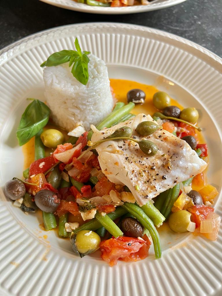 Kabeljauwhaasjes in tomatensaus met olijven en kappertjes