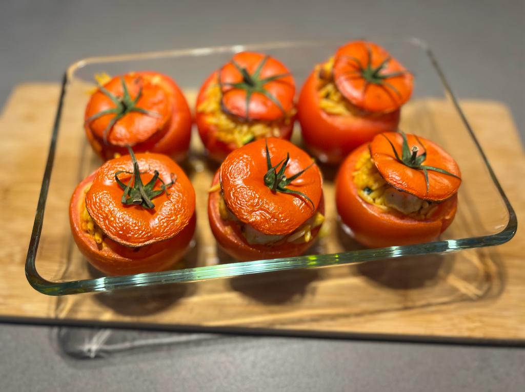 Gevulde tomaten uit de oven met pittig gekruide orzo en kip