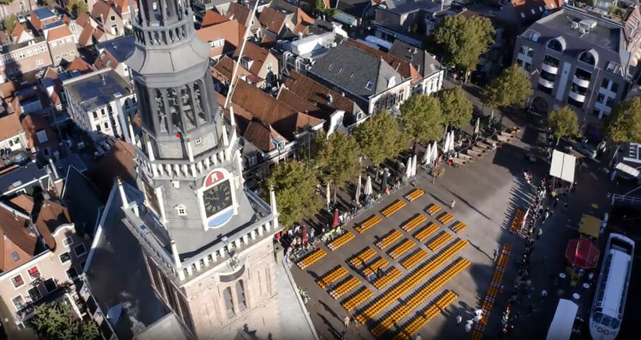 Kaasmarkt wordt geopend door jubilerende medewerkers van CONO