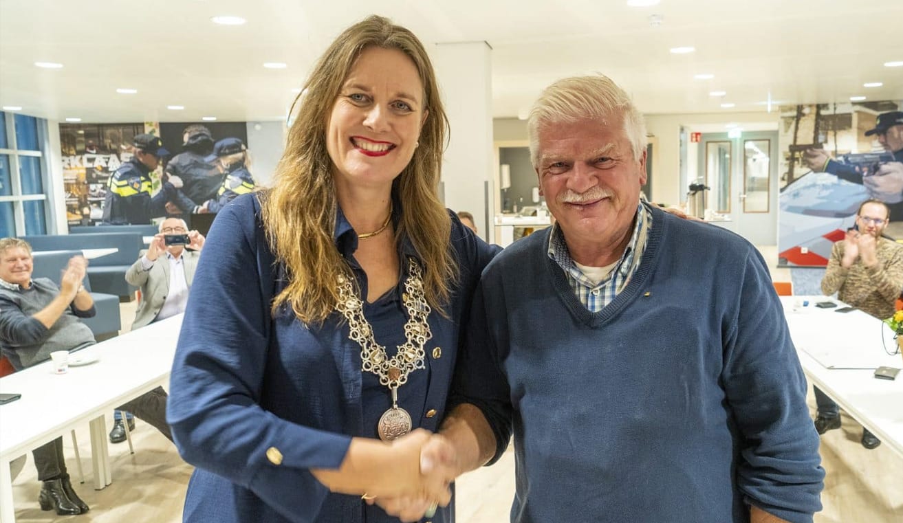 Ere-insigne in goud voor C.A. (Cees) van Loon