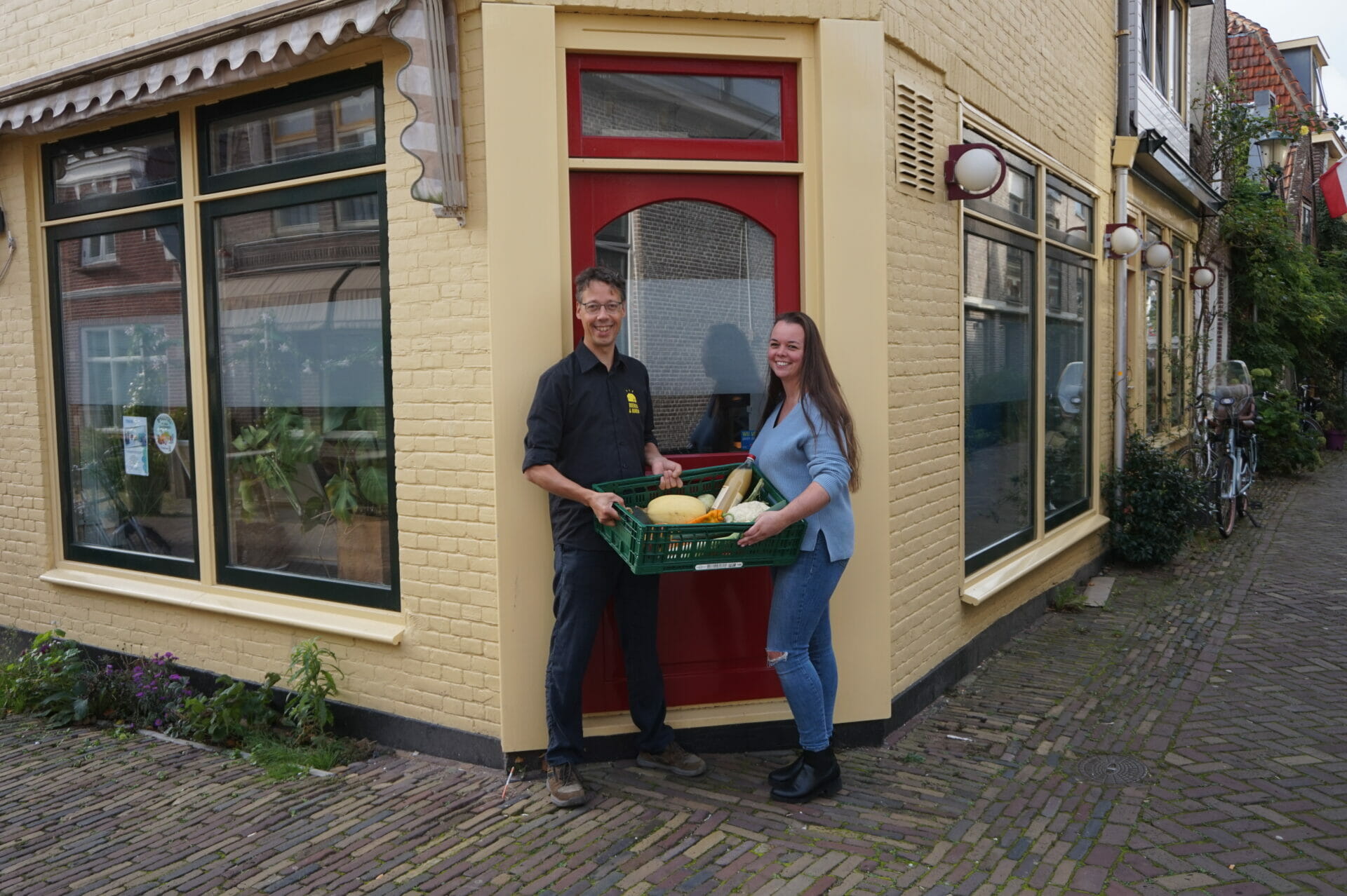 Jonge groenteverkopers bieden lokale producten aan