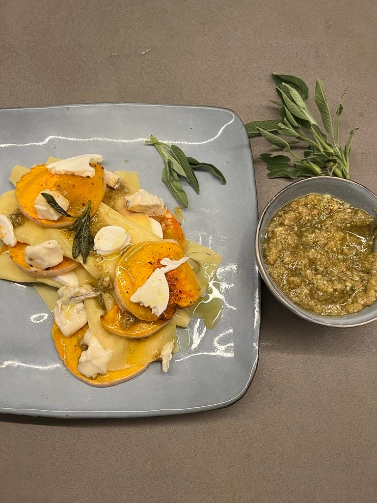 Open lasagne met geroosterde pompoen en walnoot-salie pesto