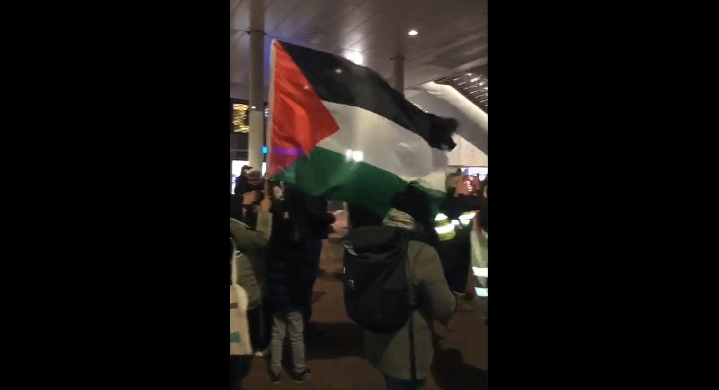 Demonstratie 'Free Palestine' op Station Alkmaar (filmpje)
