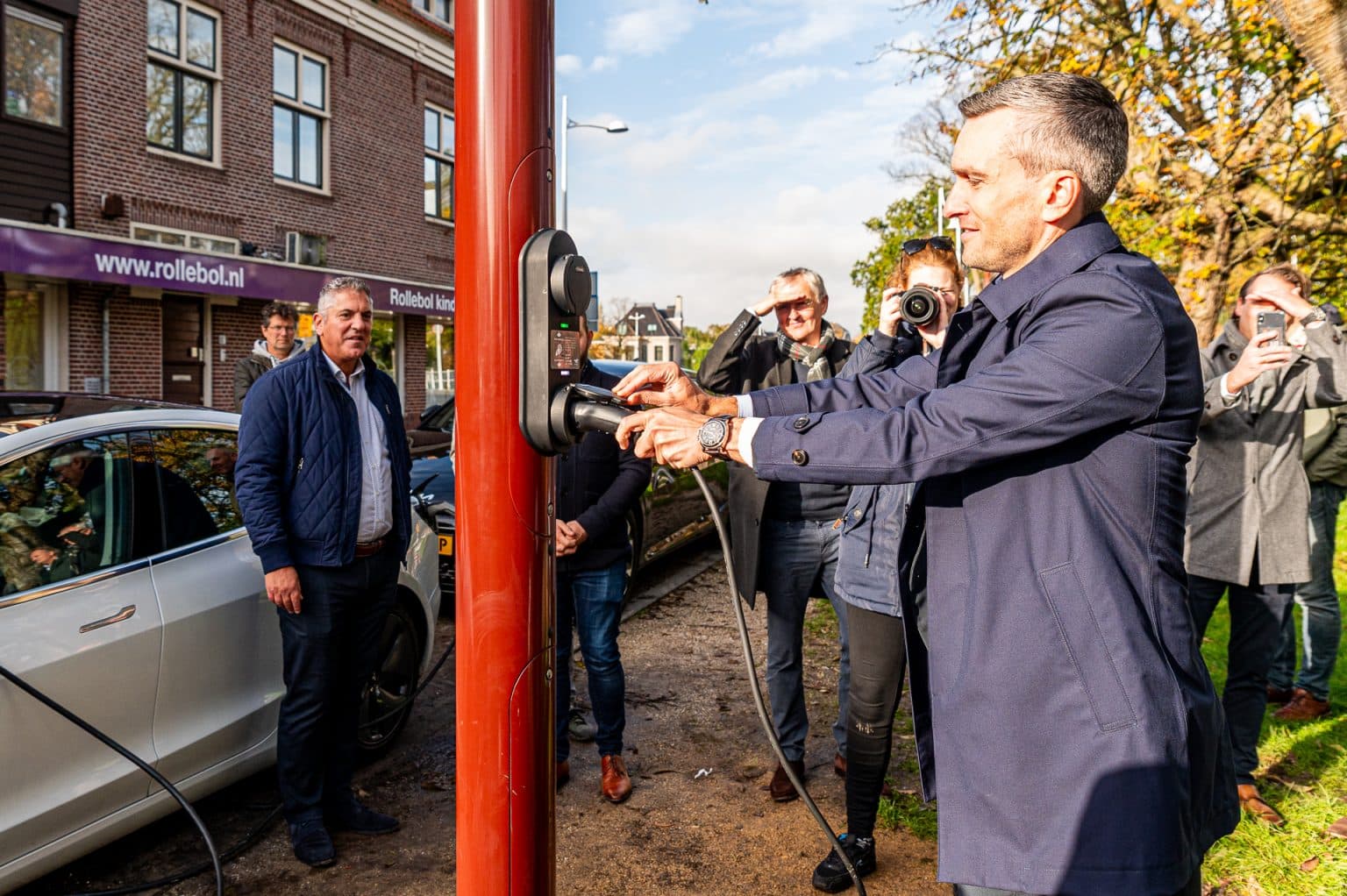 Eerste laadtaarn geopend aan Nieuwlandersingel