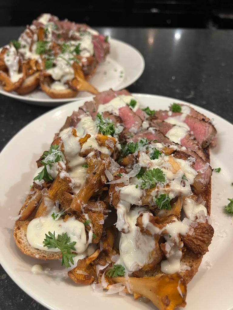 Toast met biefstuk, cantharellen en gorgonzolasaus