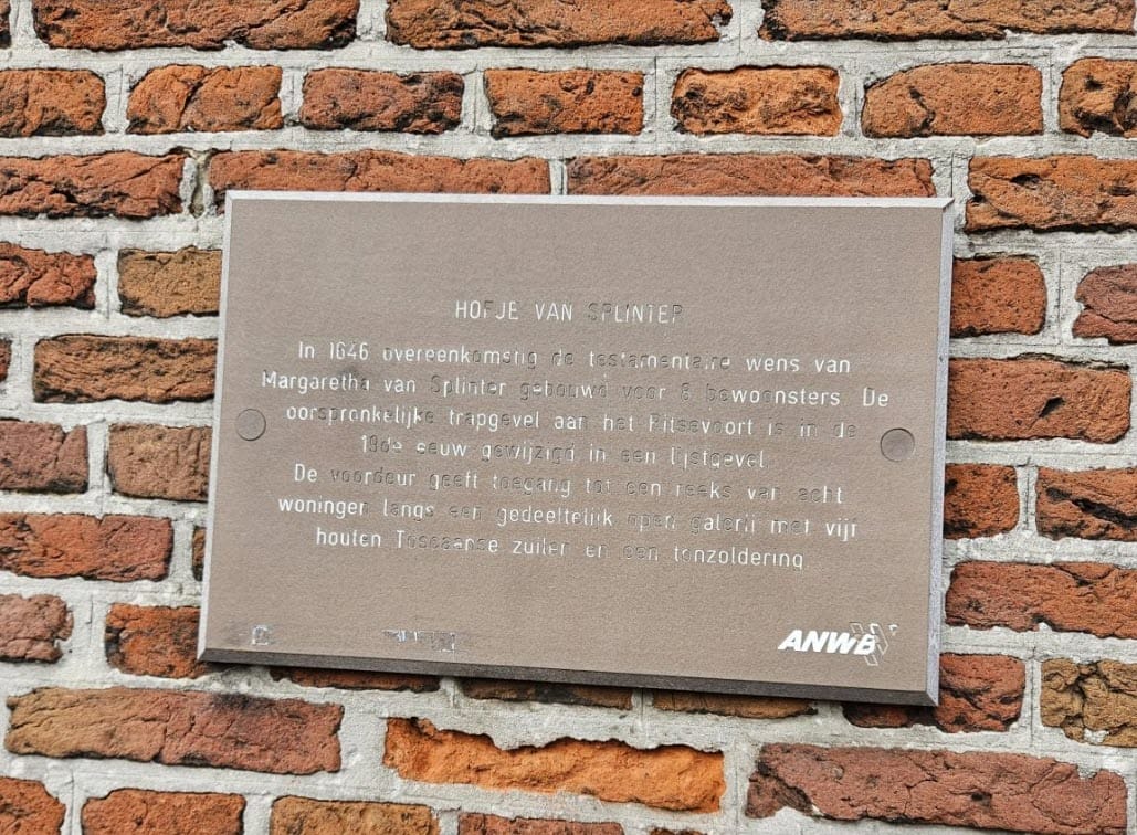 Gemeente vervangt ANWB bordjes op oude panden