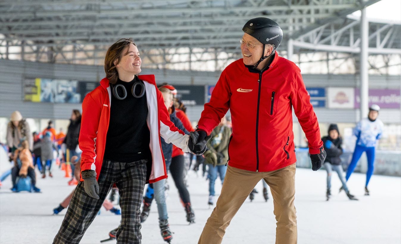 Hand in hand schaatsend op ijsbaan De Meent
