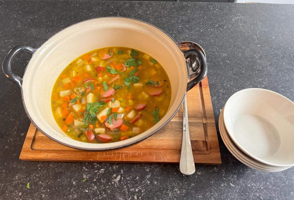 Knolselderijsoep met prei, wortel en worst