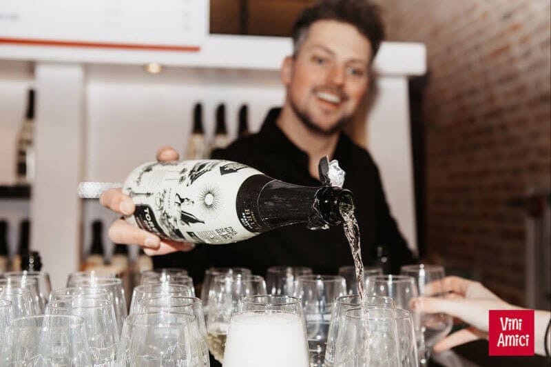 VINI AMICI tapt uit eigen fles