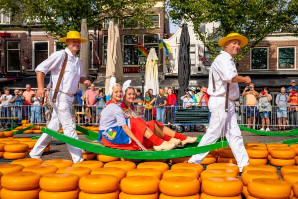 De Kaasmarkt van Alkmaar luidt het Hollandse kaasmarktseizoen in