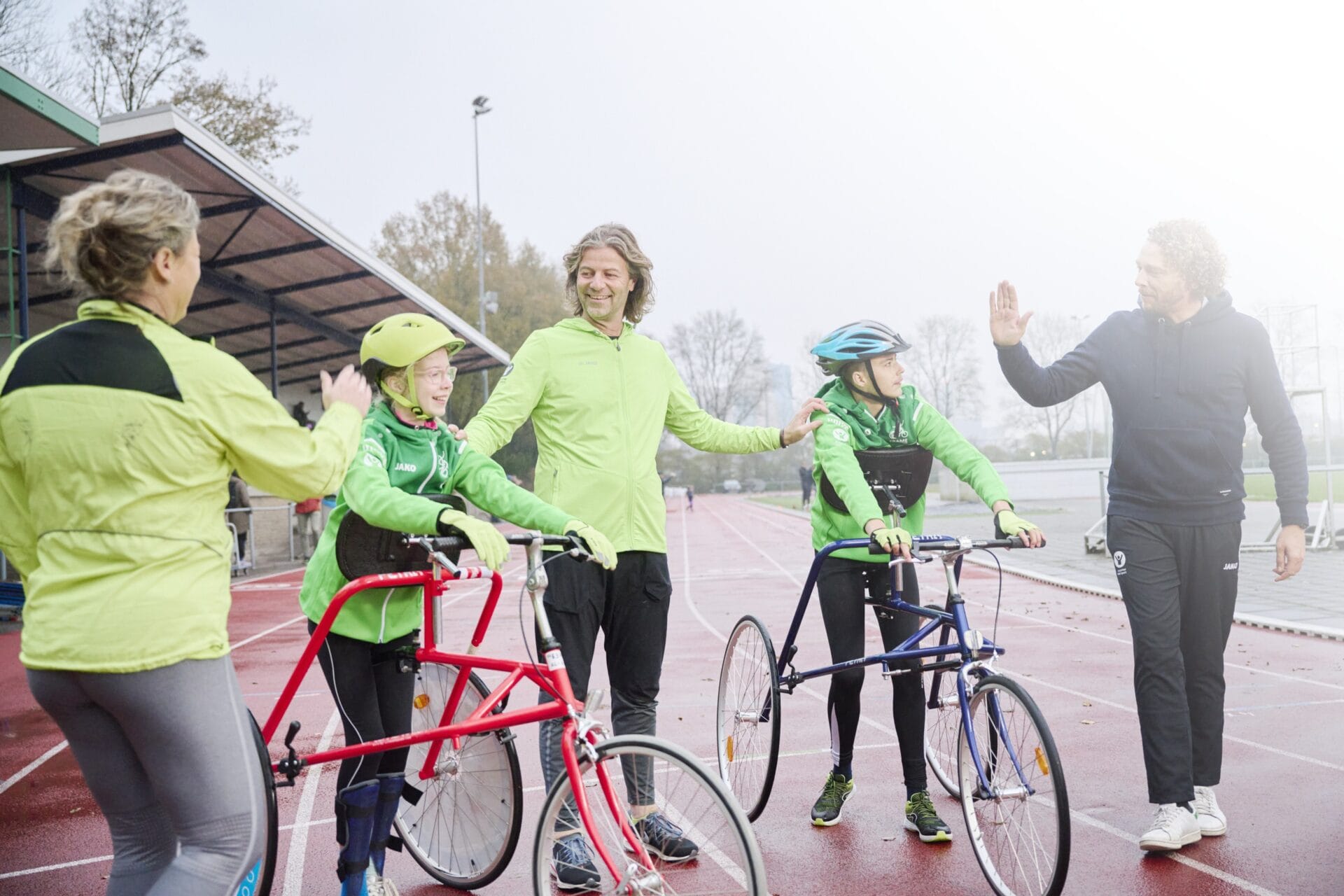 Univé Alkmaar trakteert twee lokale goede doelen op een waardecheque van €1000