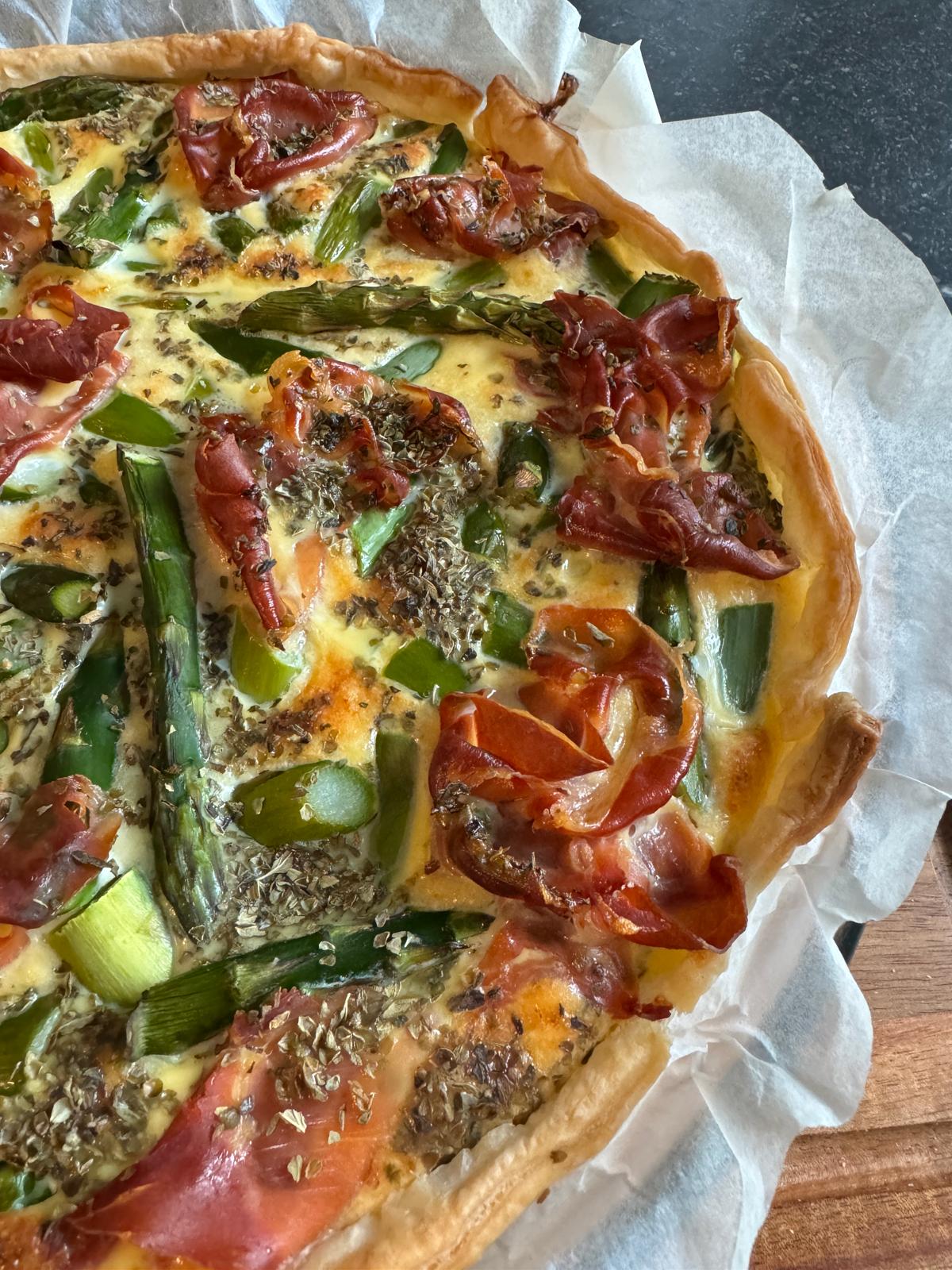 Lentequiche met groene asperges en serranoham