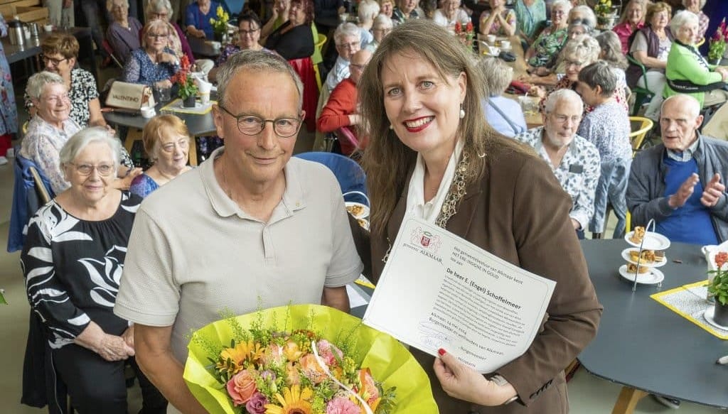 Ere-insigne in goud voor Engel Schoffelmeer