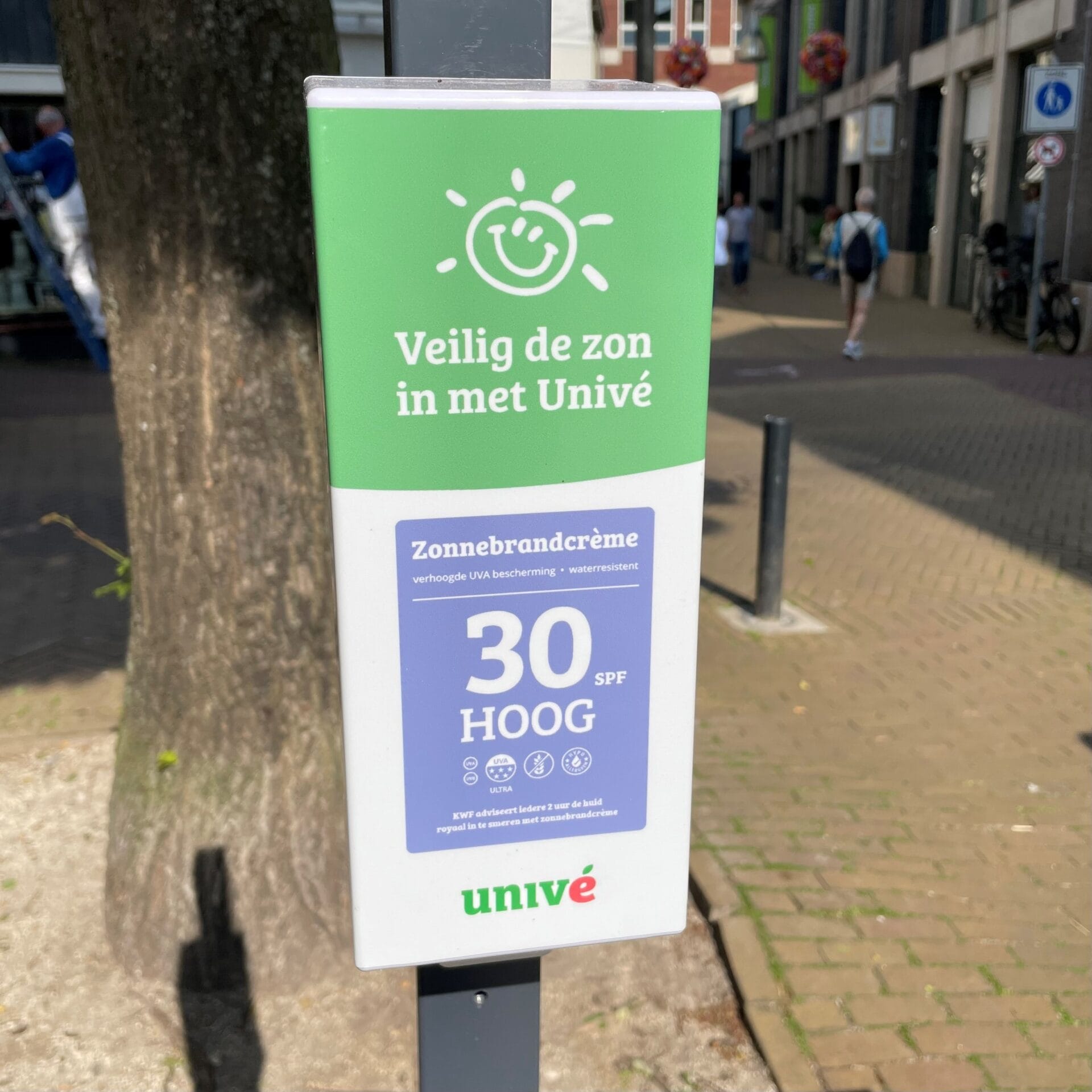 Univé Alkmaar voorziet openbare voorzieningen van zonnebrand