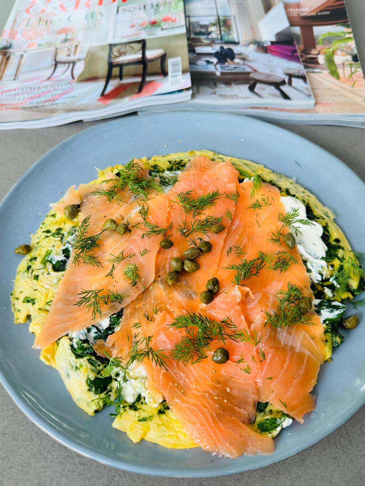 Spinazie-omelet met zalm en roomkaas