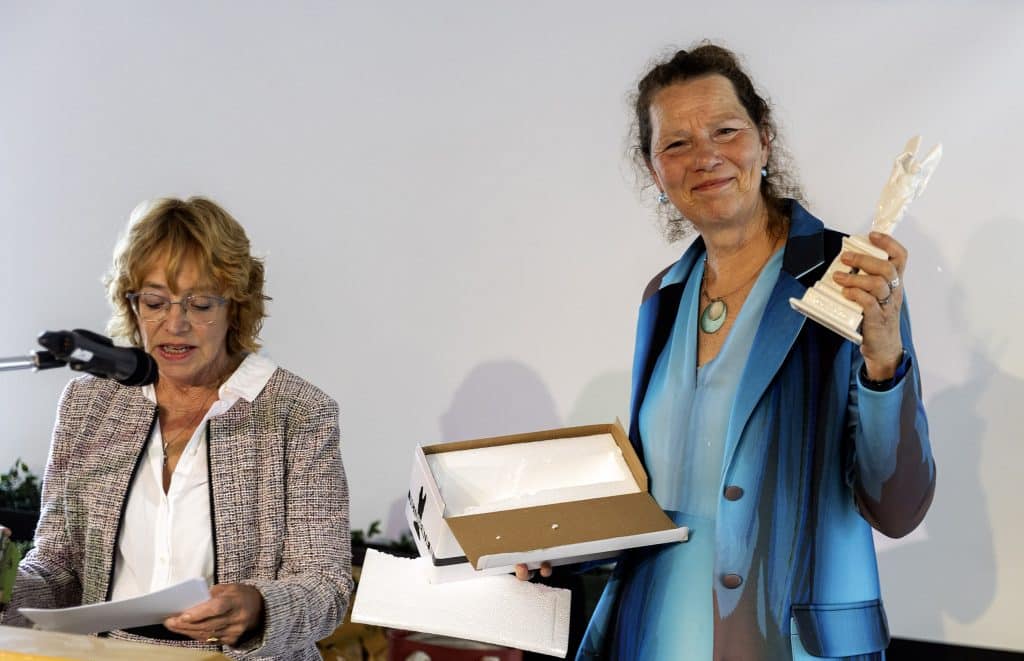 Ere-insigne in goud van de stad Alkmaar voor Erna Winters