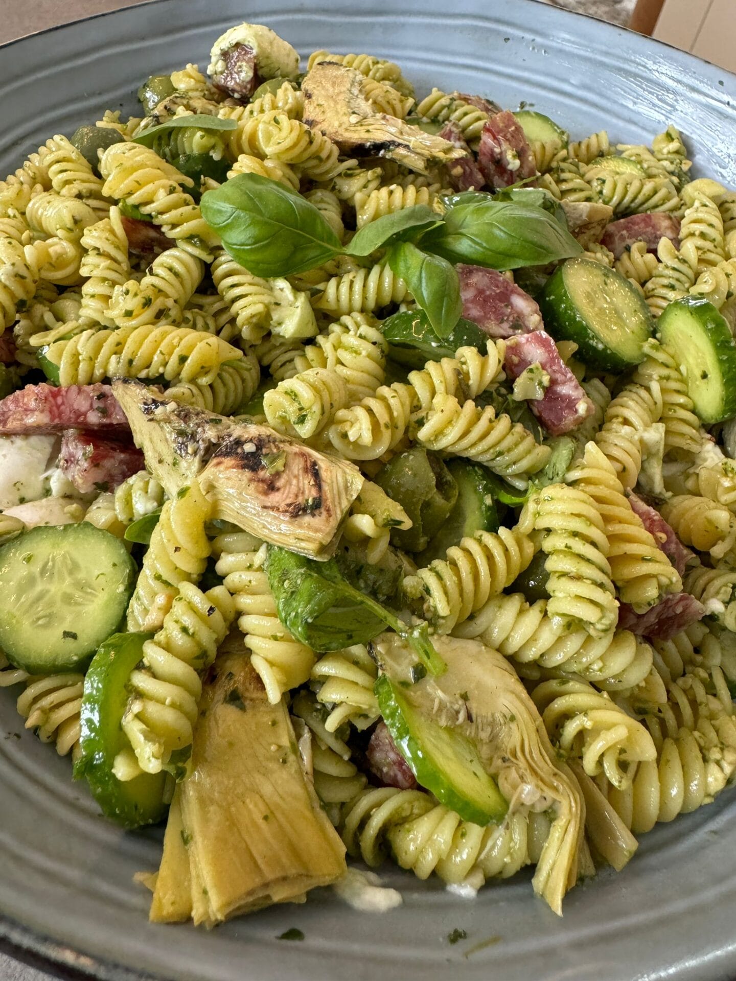 Pastasalade met artisjok, salami, Nocellara olijven en pesto