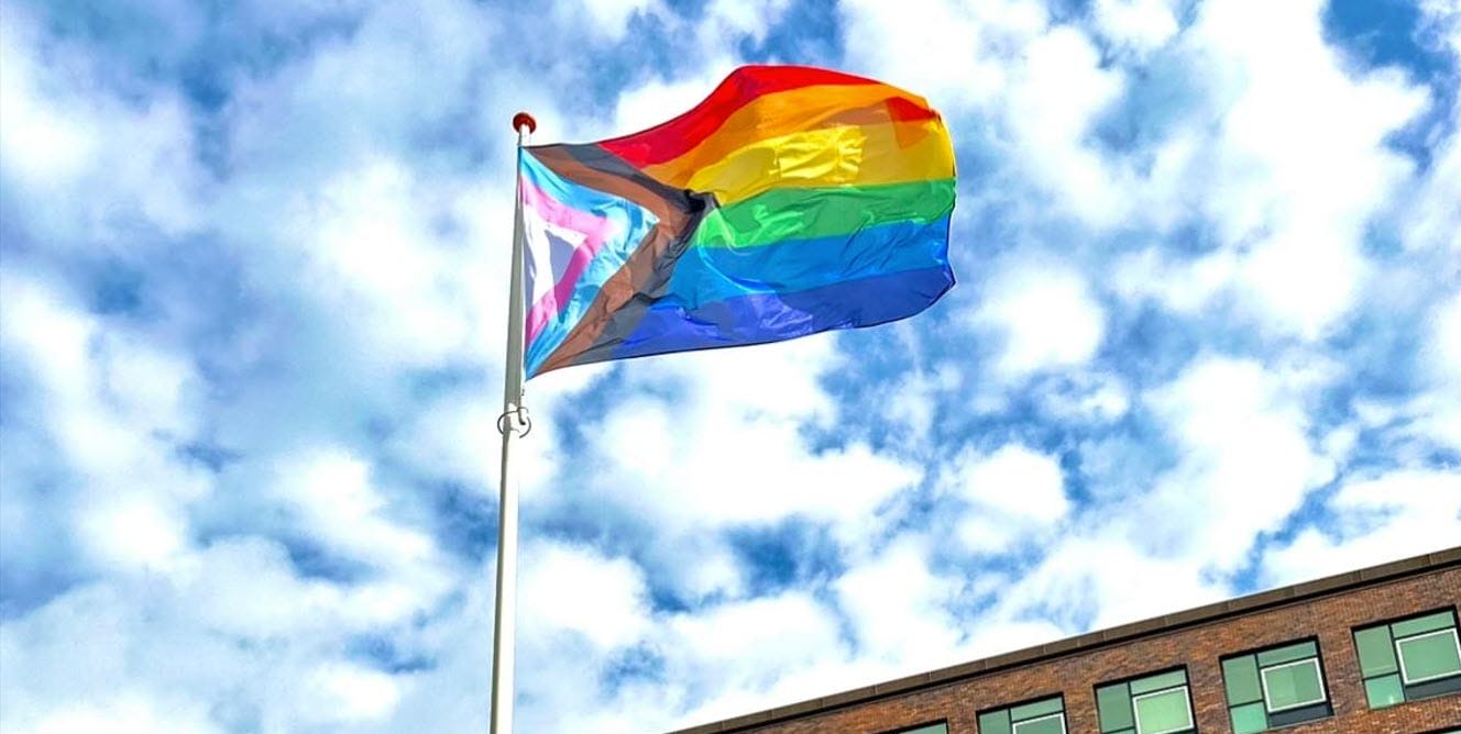 Talland College hijst regenboogvlag op Coming Out Day